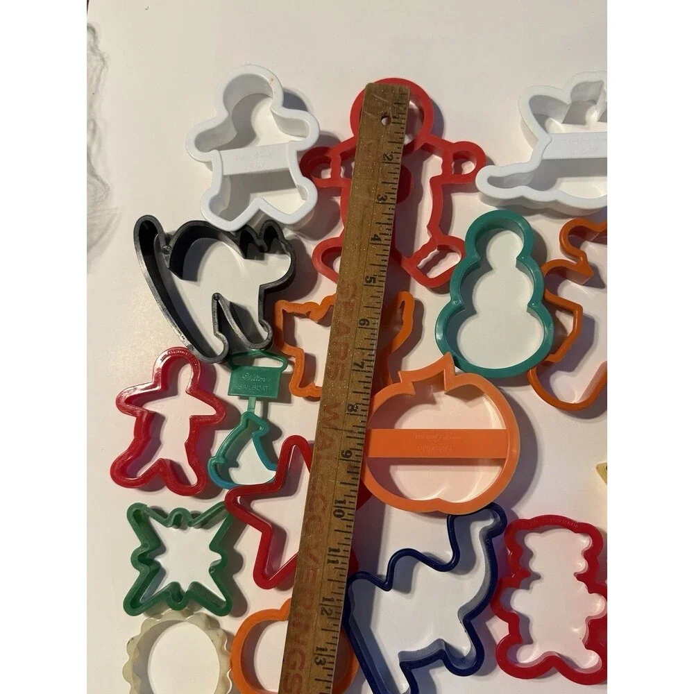 Mixed Lot of 18 Cookie Cutters Cat Pumpkin Snowman Camel Bear Gingerbread Man